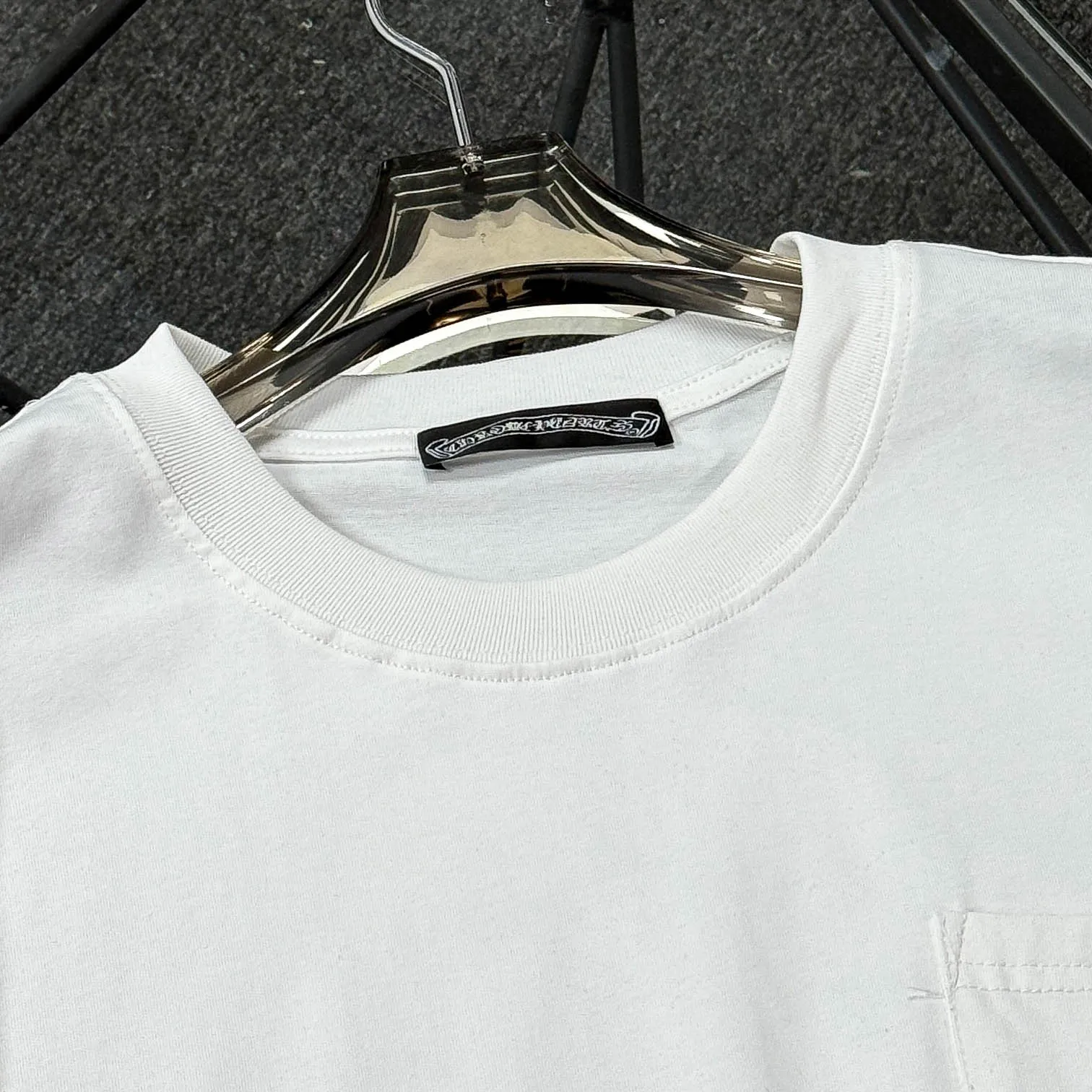 P170 Chrome Hearts 25 high-end versions. The fabric is made of 300 grams of high-density pure cotton. It does not deform or shrink. It has three labels. It is the same style for men and women. Technology: suede foaming + digital printing. Color: white, black. SIZE: S-XL.